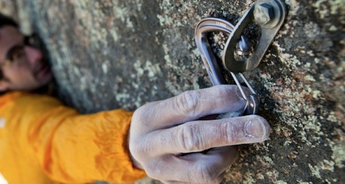 Escalada aprendiendo a abrir rutas en roca