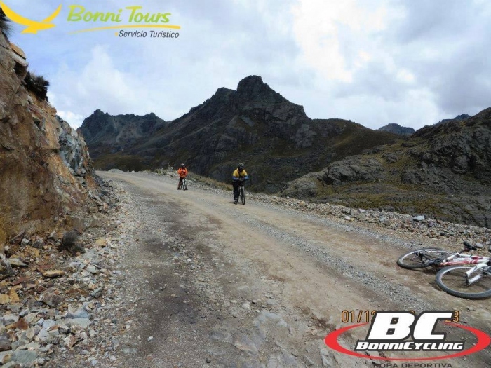 Descenso en bici desde el nevado Rajuntay