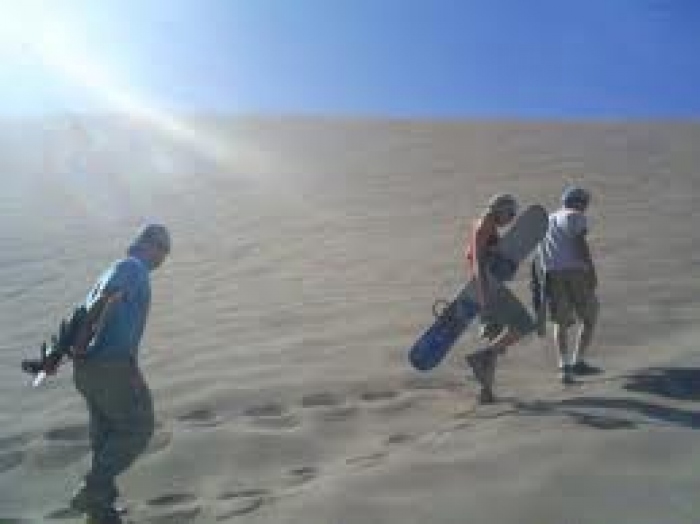 Aventura en la arena sandboard en Oasis Huacachina