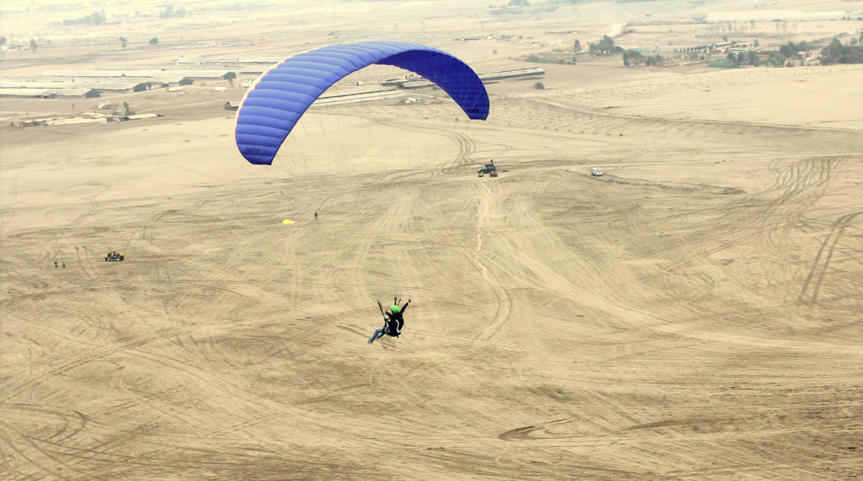 Parapente en las dunas de Lurin